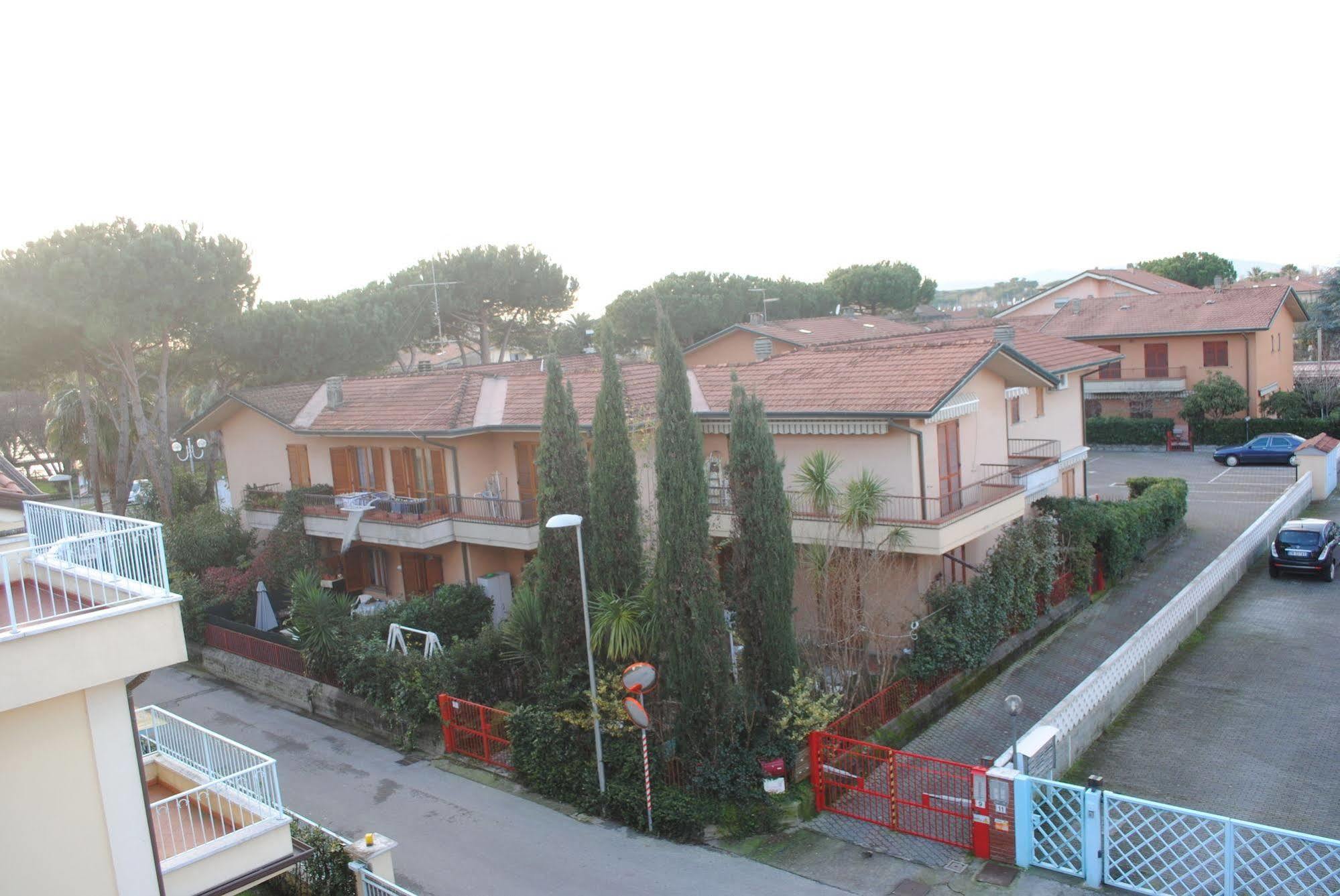 Hotel Matilde Marina di Massa Buitenkant foto