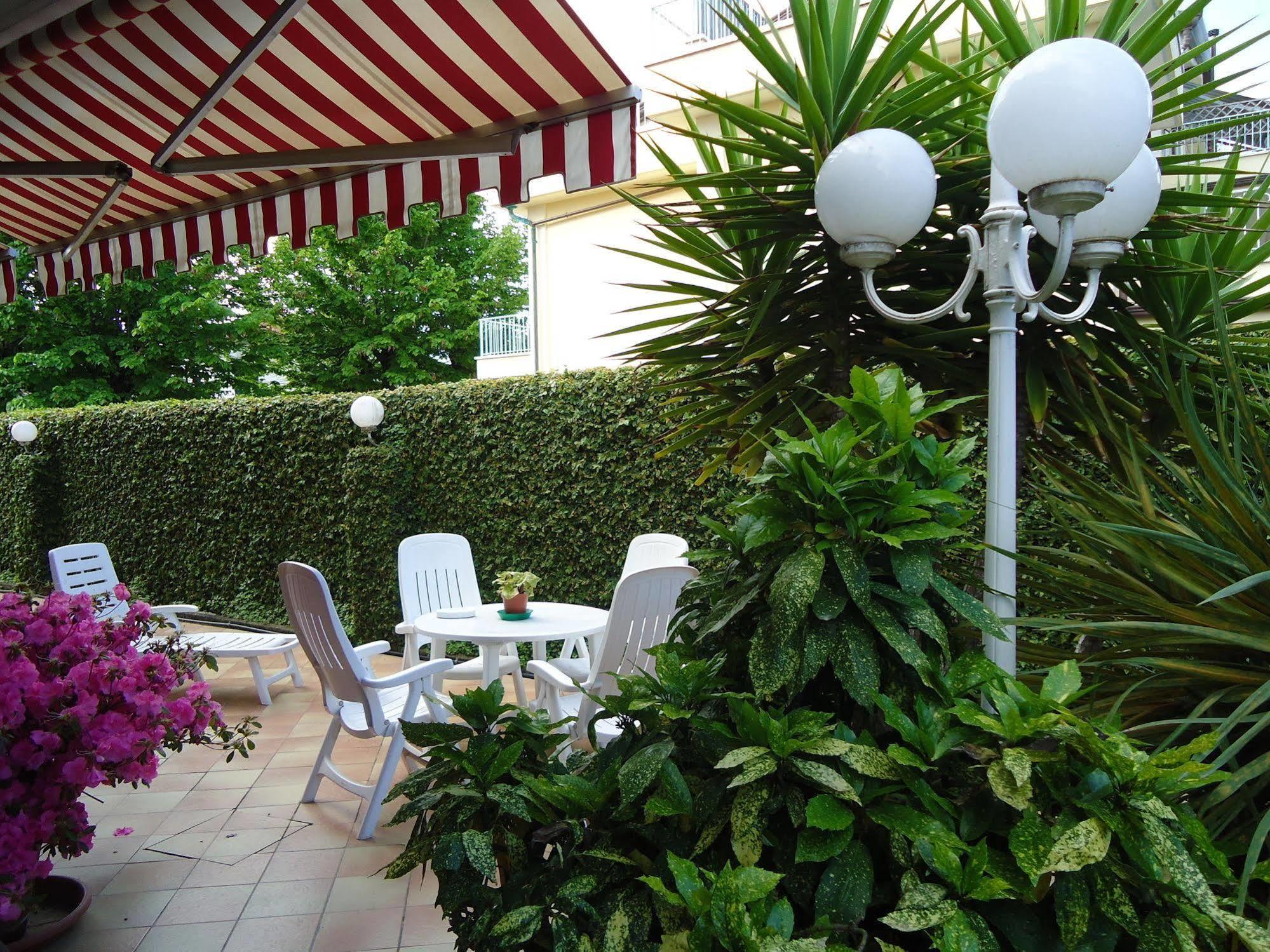 Hotel Matilde Marina di Massa Buitenkant foto